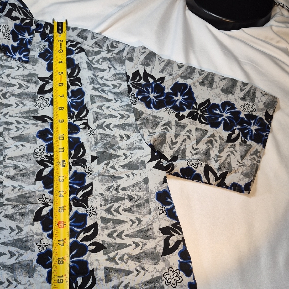 Men's Floral Button-Down Shirt in Black and Blue - Picture 5 of 11